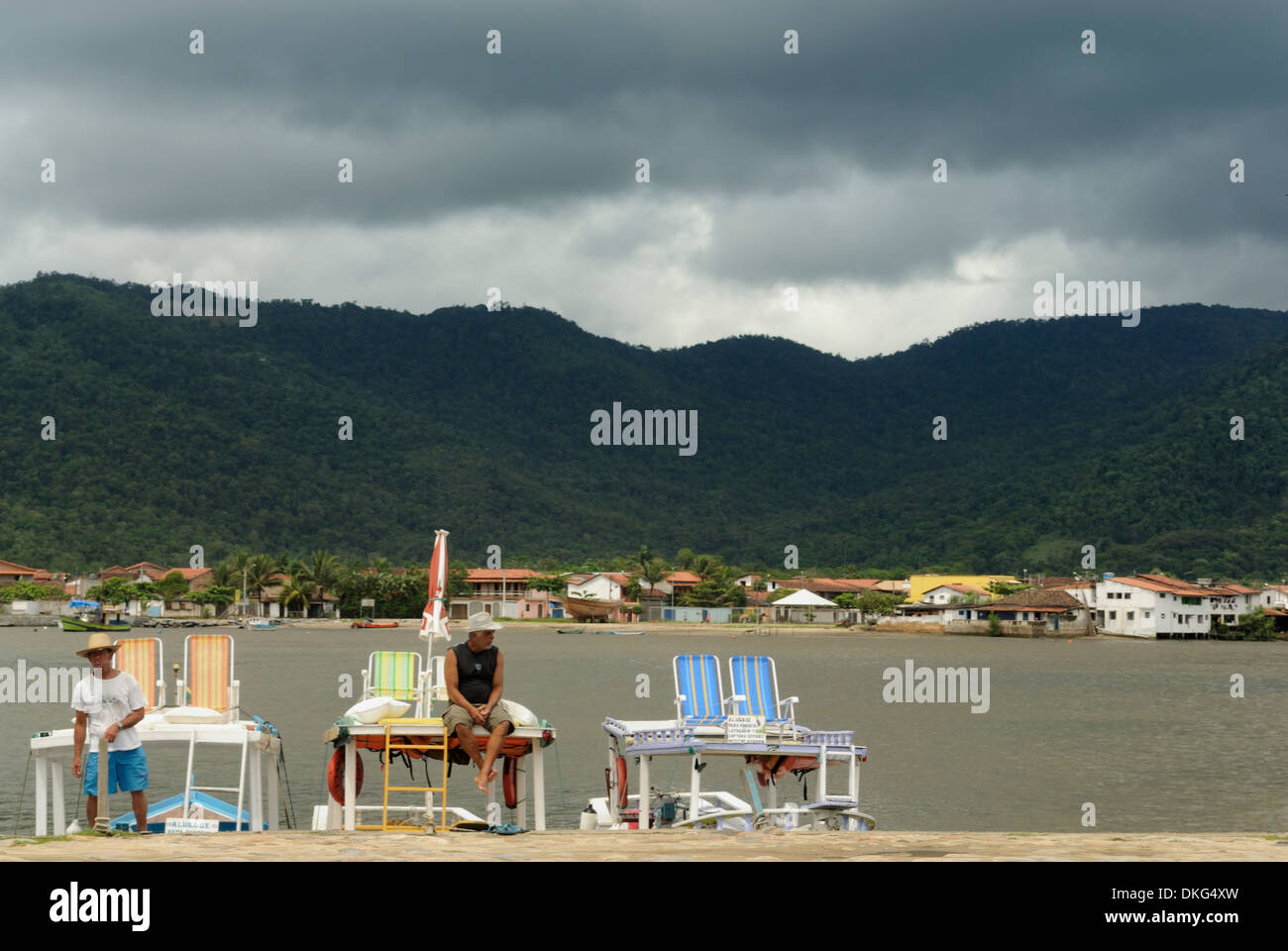 Batelier de la brésilienne locale petit port en attente à leurs bateaux pour les touristes ; Paraty, Espirito Santo, au Brésil. Banque D'Images