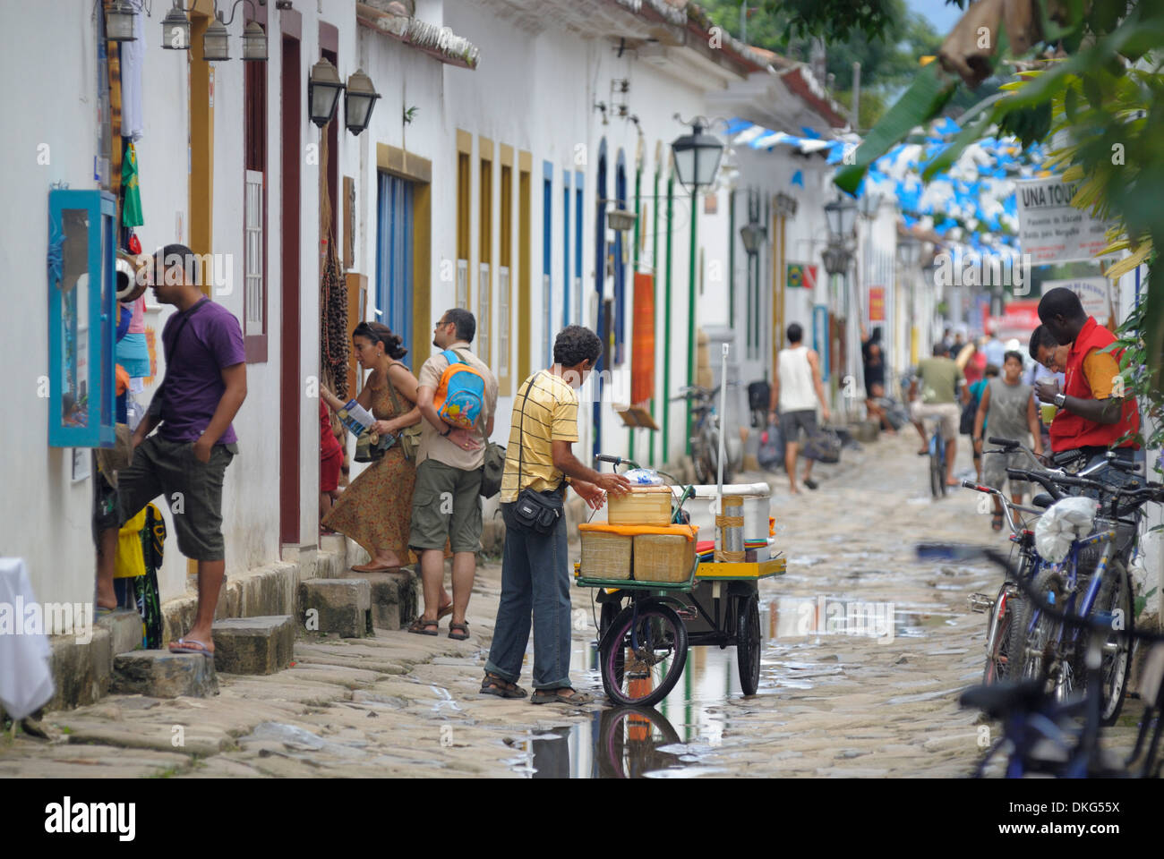Brésil, Paraty : homme brésilien Local vendant des marchandises de son magasin mobile dans le centre historique. Banque D'Images
