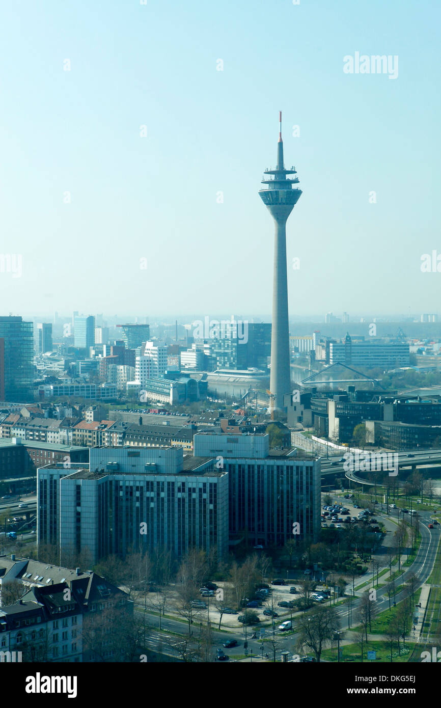 Rheinturm, Düsseldorf, Rhénanie du Nord-Westphalie, Allemagne, Europe Banque D'Images