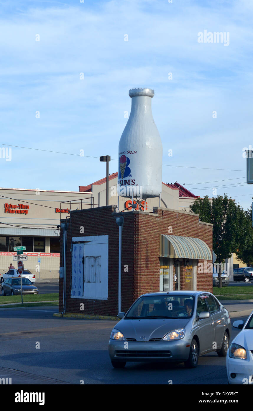 Braum's bouteille de lait un géant Route 66, Oklahoma City, OK. 1948 monument ajouté à un immeuble des années 1930, maintenant la Baguette de Saigon Banque D'Images