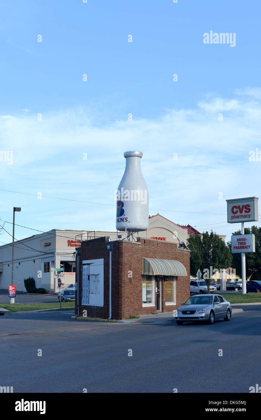 Braum's bouteille de lait un géant Route 66, Oklahoma City, OK. 1948 monument ajouté à un immeuble des années 1930, maintenant la Baguette de Saigon Banque D'Images