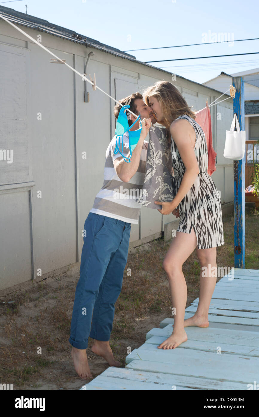 Couple sur la ligne de lavage, Breezy Point, Queens, New York, USA Banque D'Images