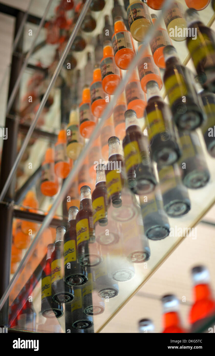 Des rangées de bouteilles de boissons gazeuses sur étagères en verre de soda pop ranch à Arcadia, Oklahoma. Bouteille de soda géant est une nouvelle route 66 monument Banque D'Images