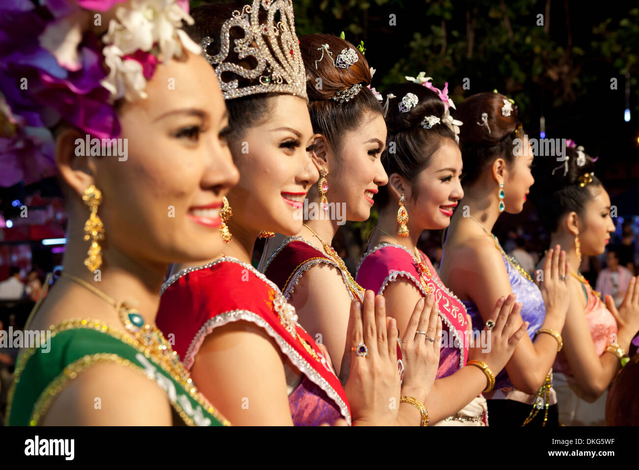 Filles thaïlandaises à Loi Krathong festival, Chiang Mai, Thaïlande du Nord, Thaïlande, Asie du Sud, Asie Banque D'Images