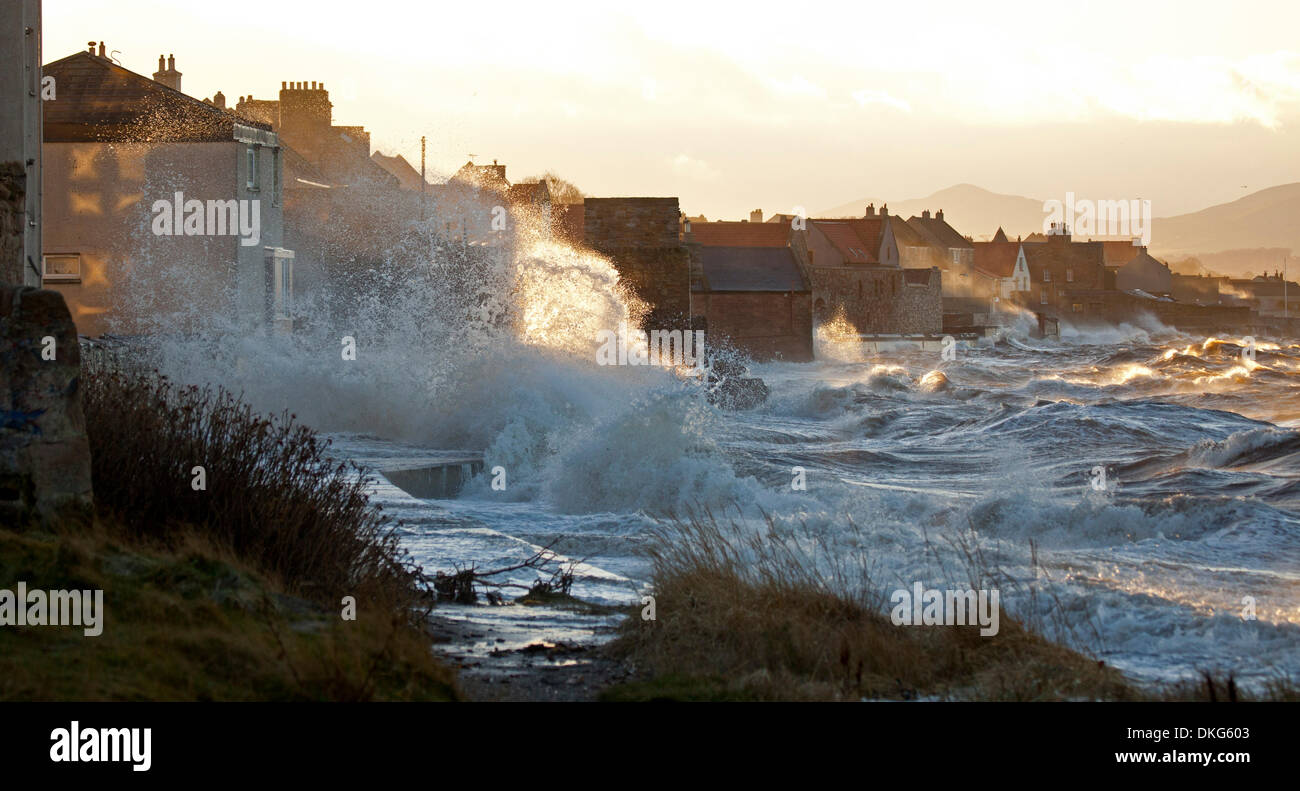 5 décembre 2013 Prestonpans, East Lothian, Écosse Royaume-Uni, inondations côtières menaçant les maisons sur la côte est, en raison de la mer agitée et du risque de hautes vagues et de l'eau très rapide. Banque D'Images