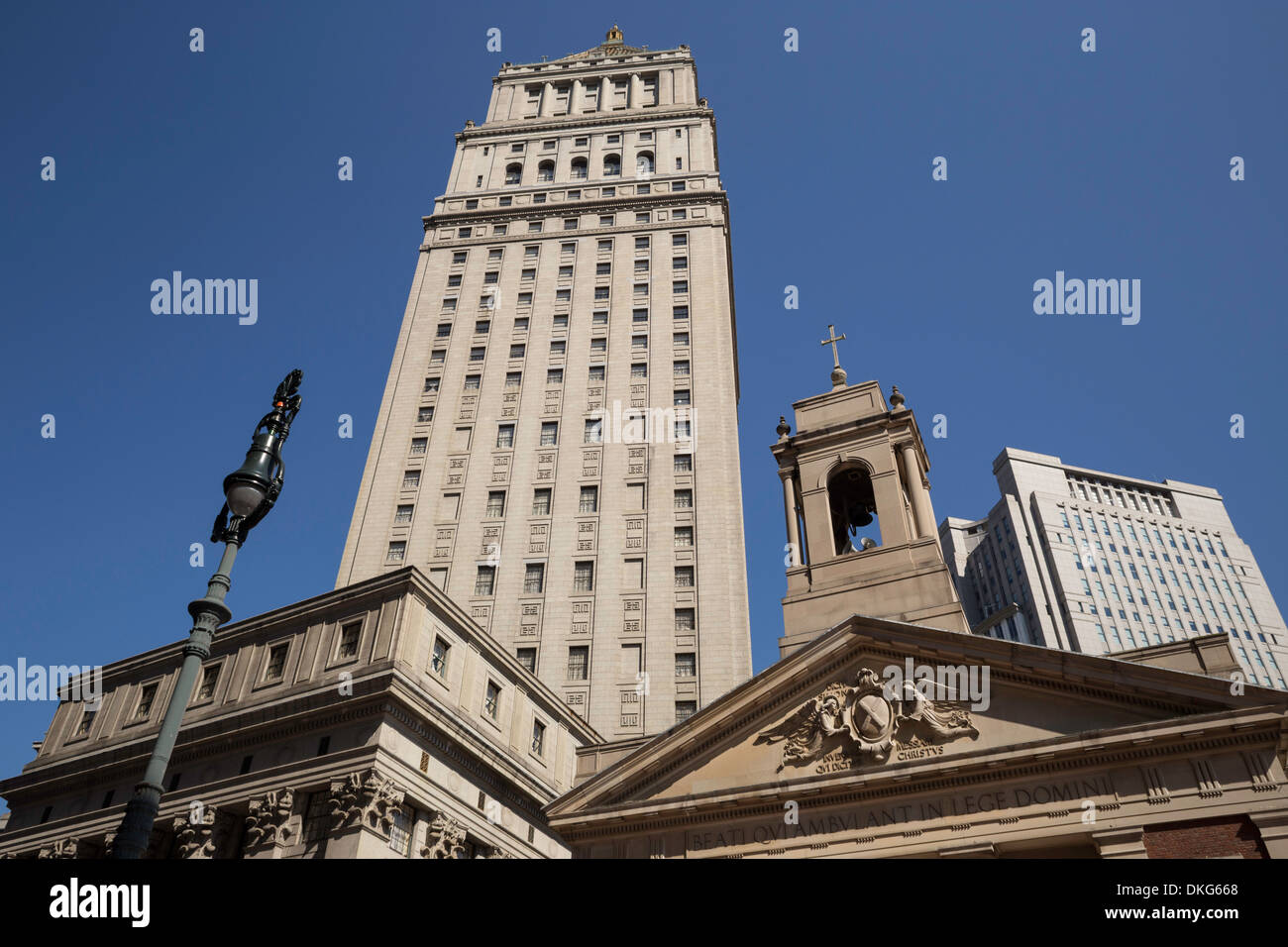 U.S. Courthouse et Église catholique romaine Saint Andrews, Lower Manhattan, New York, USA Banque D'Images