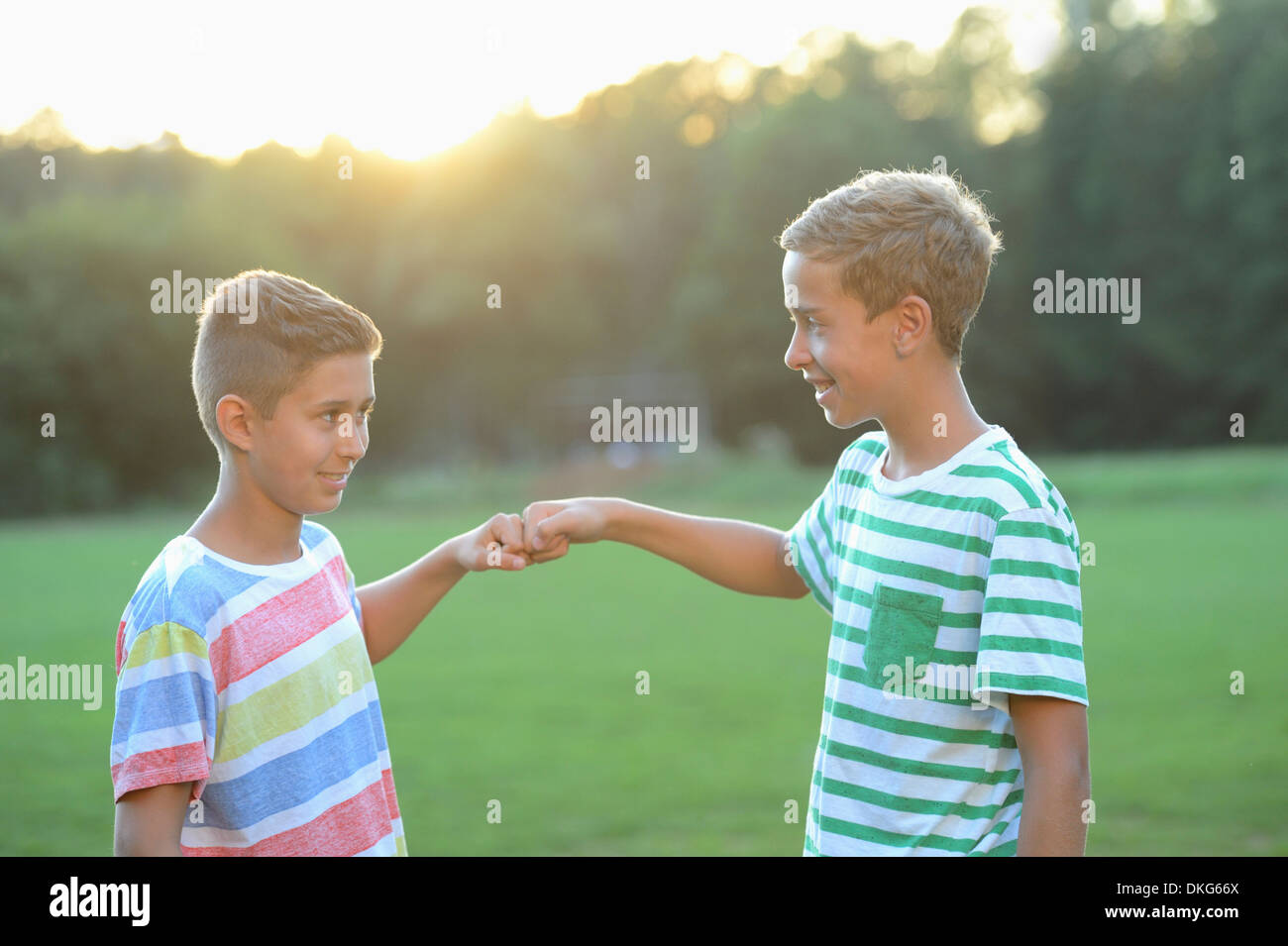 Deux adolescents jouent au football sur un pré, Haut-Palatinat, Bavaria, Germany, Europe Banque D'Images