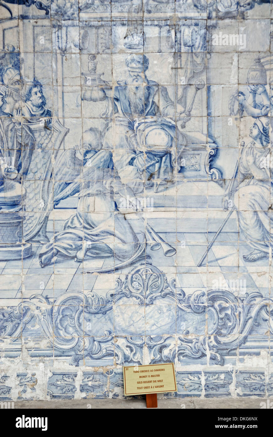 Brésil, Bahia, Salvador, Azulejo : un carrelage en céramique portugaise, illustrant l'adage "l'argent est le maître". Banque D'Images