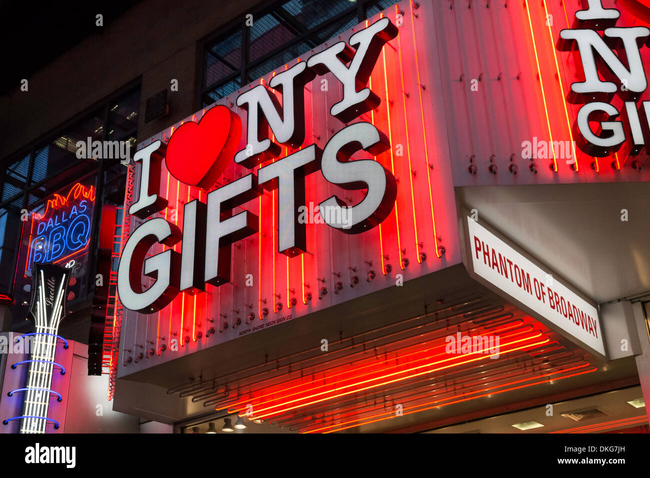 'Je Coeur NY Cadeaux' signe sur la 42e Rue Ouest, Times Square des lumières la nuit, NYC Banque D'Images