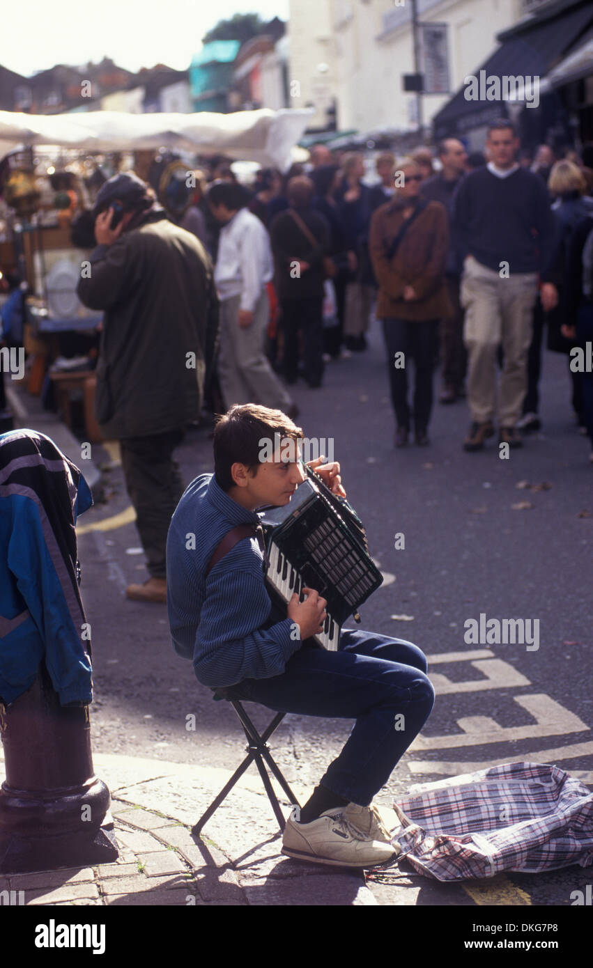 Pauvreté des enfants adolescent immigré originaire de l'Europe de l'est, route Portobello London Royaume-Uni années 1990 90 HOMER SYKES Banque D'Images