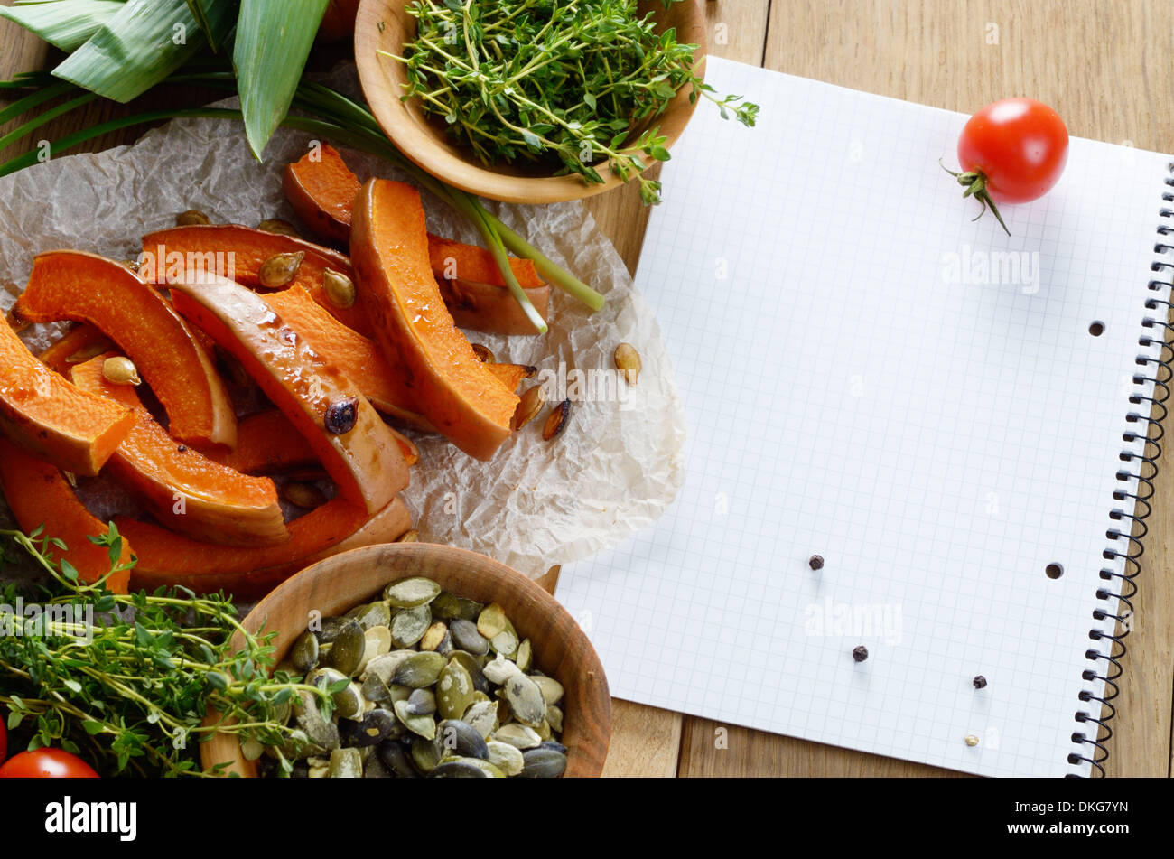 Légumes frais biologiques Cadre sur un fond de bois et de l'espace pour votre texte Banque D'Images