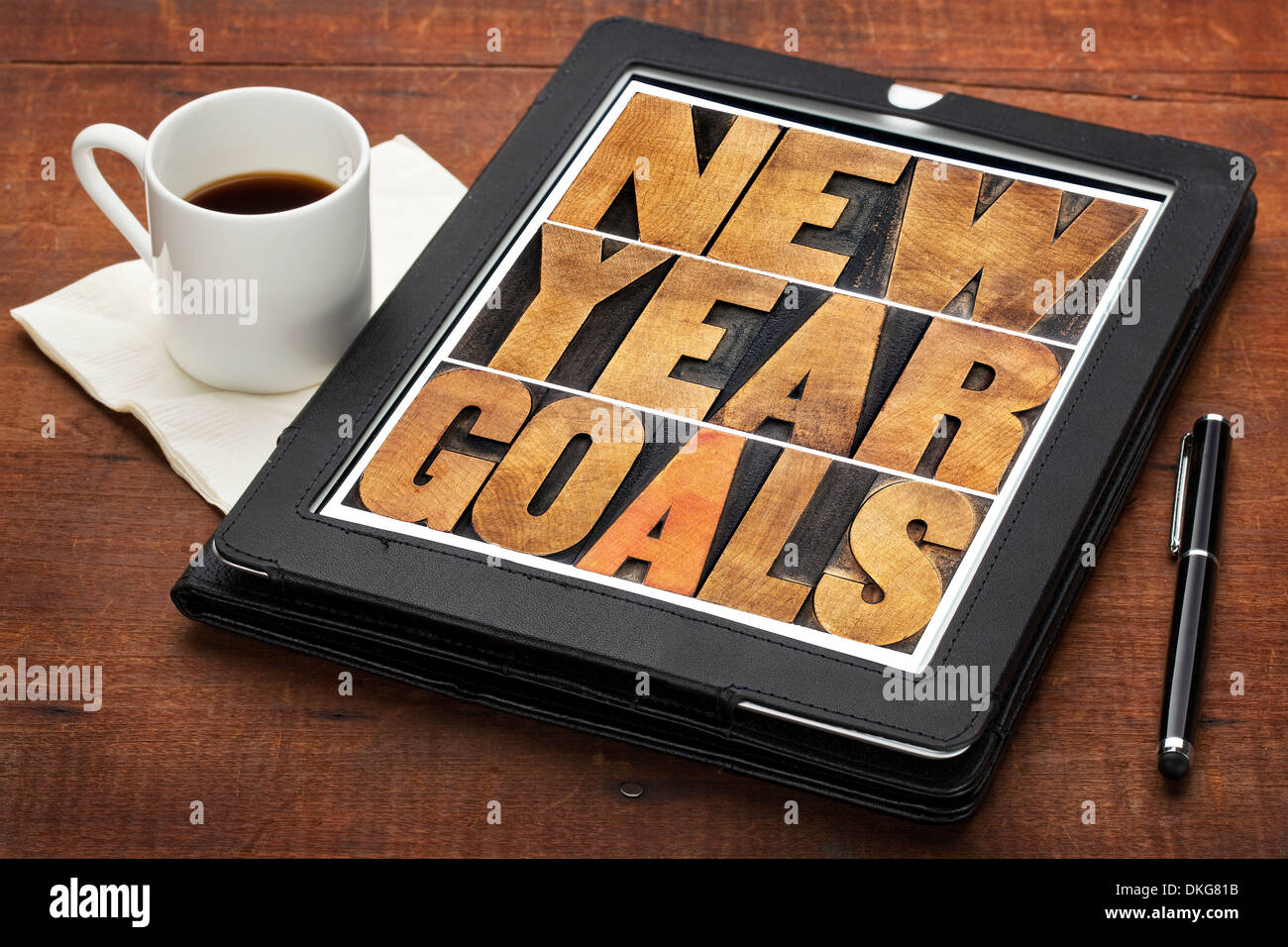 Objectifs de la nouvelle année - résolutions concept - texte en typographie vintage bois type sur un écran de tablette numérique Banque D'Images