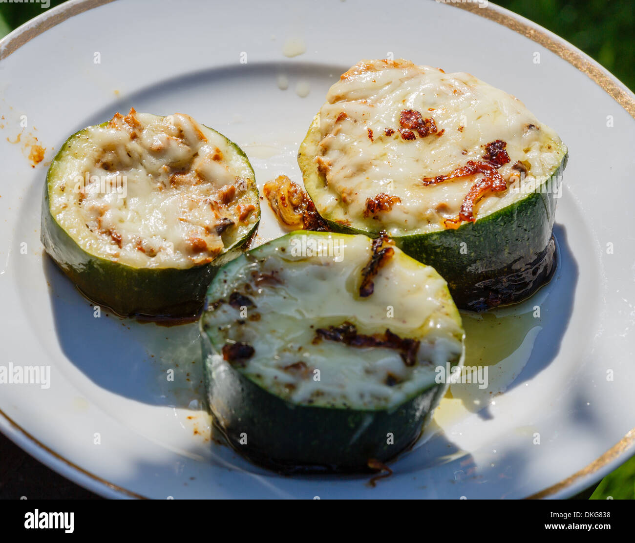 Julienne de champignons dans une cocotte de courgettes Banque D'Images