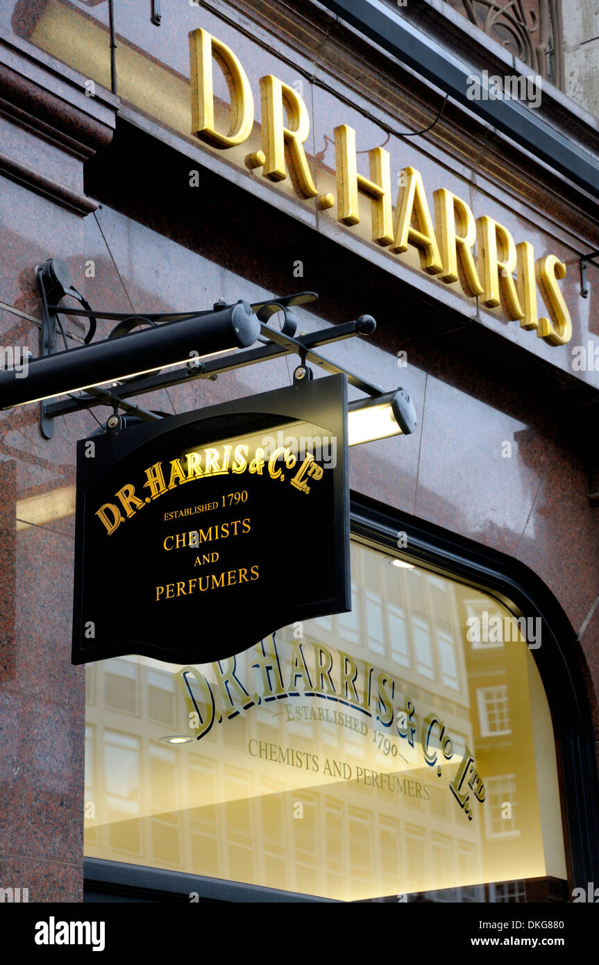 Londres, Angleterre, Royaume-Uni. D R Harris, chimiste et parfumeurs, créé en 1790, Piccadilly. Banque D'Images