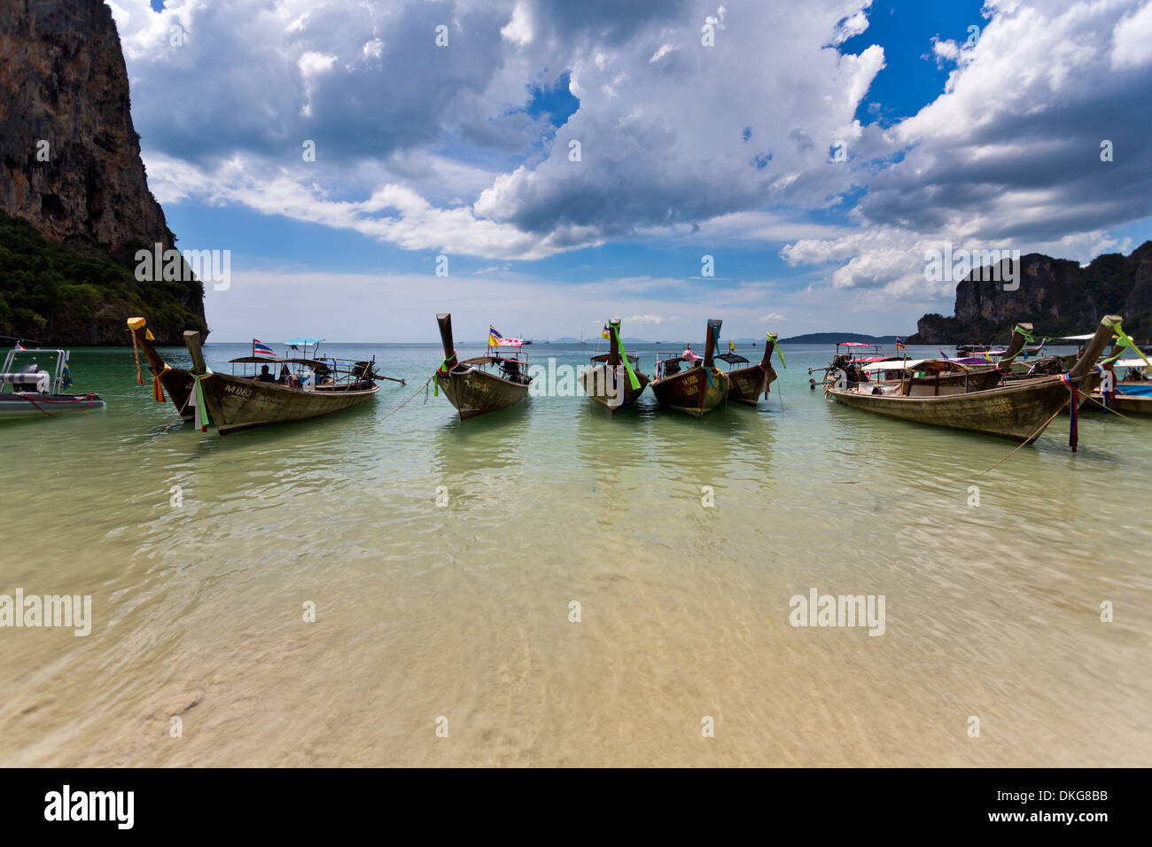 Bateaux Longtail, plage, à Railay, Thailande, Asie Banque D'Images