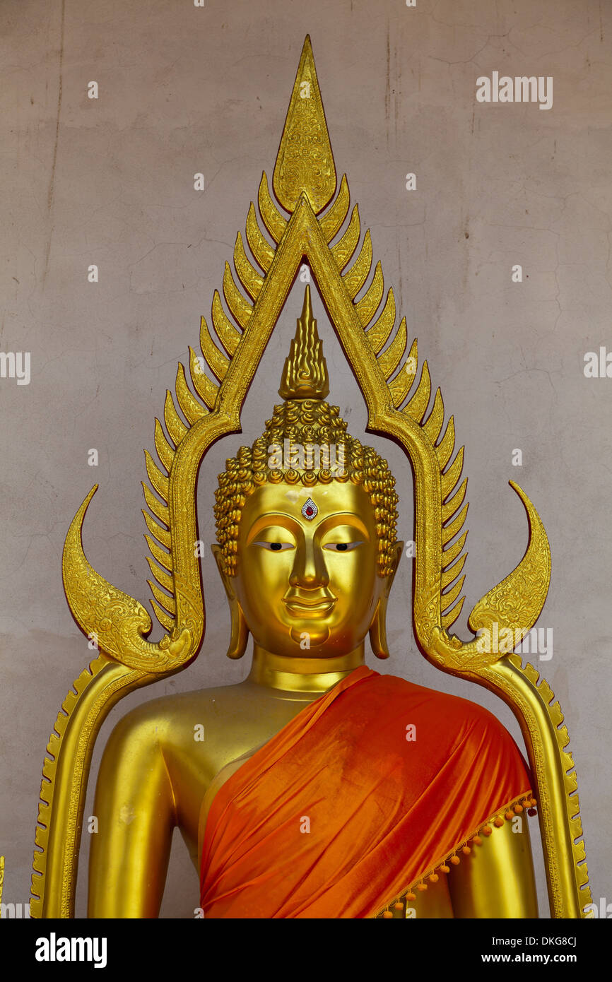 Statue de Bouddha dans le temple Wat Chedi Luang, Chiang Mai, Thaïlande, Asie Banque D'Images