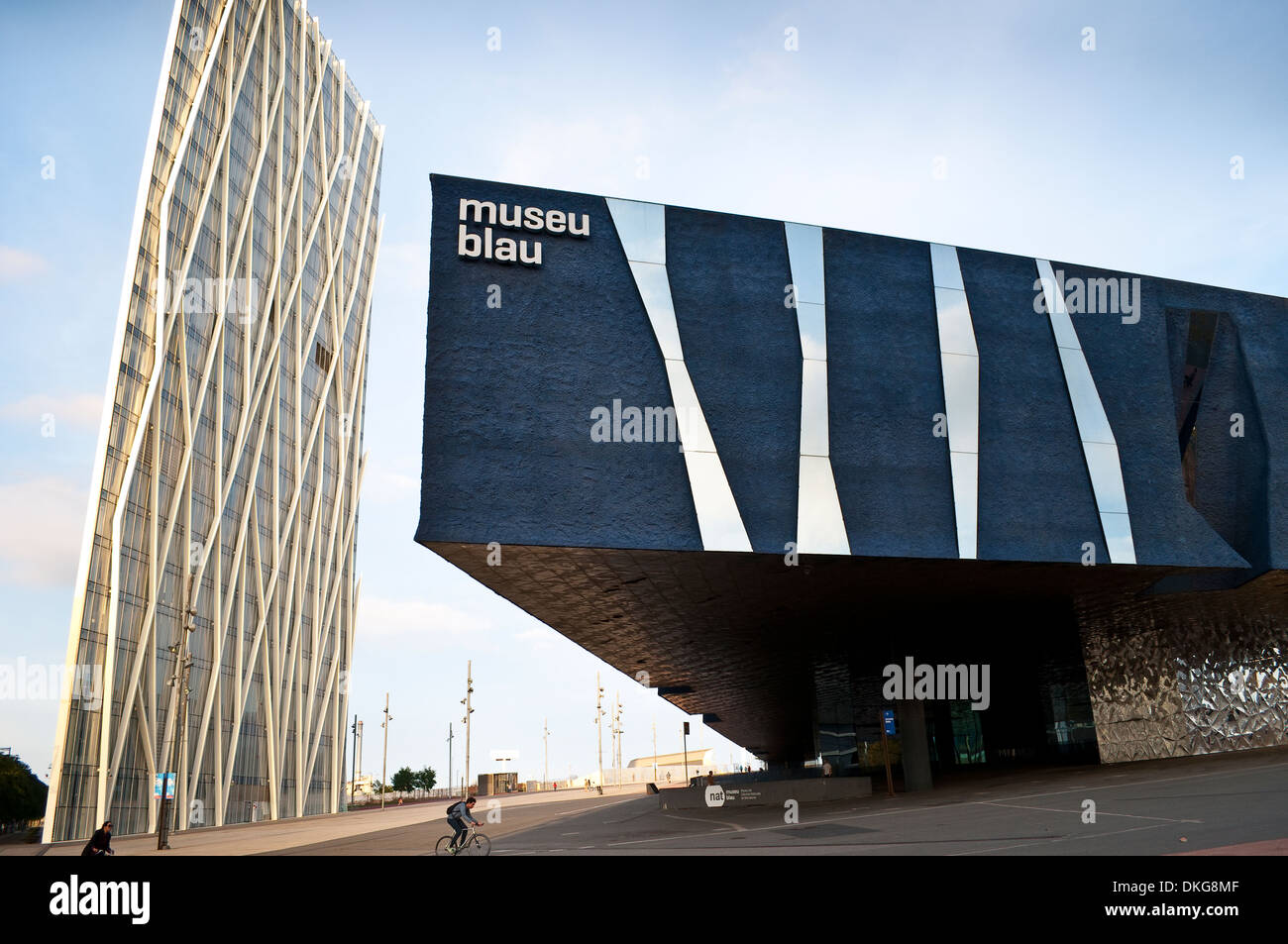 Museu Blau - Musée Bleu et Telefonica Tower, Barcelone, Catalogne, Espagne Banque D'Images