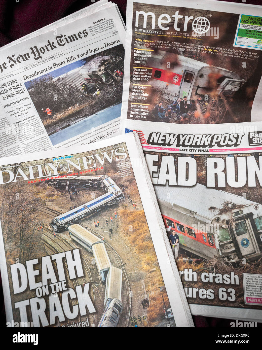 Première page des journaux de New York et sur plusieurs jours, rapport sur le déraillement d'un train de banlieue MetroNorth Banque D'Images