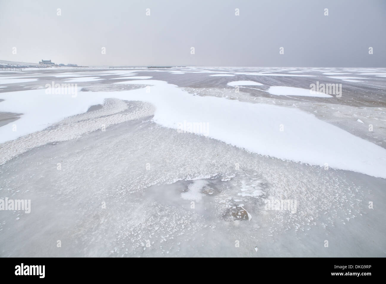 La neige sur la mer du Nord gelé pendant l'hiver en Hollande Banque D'Images