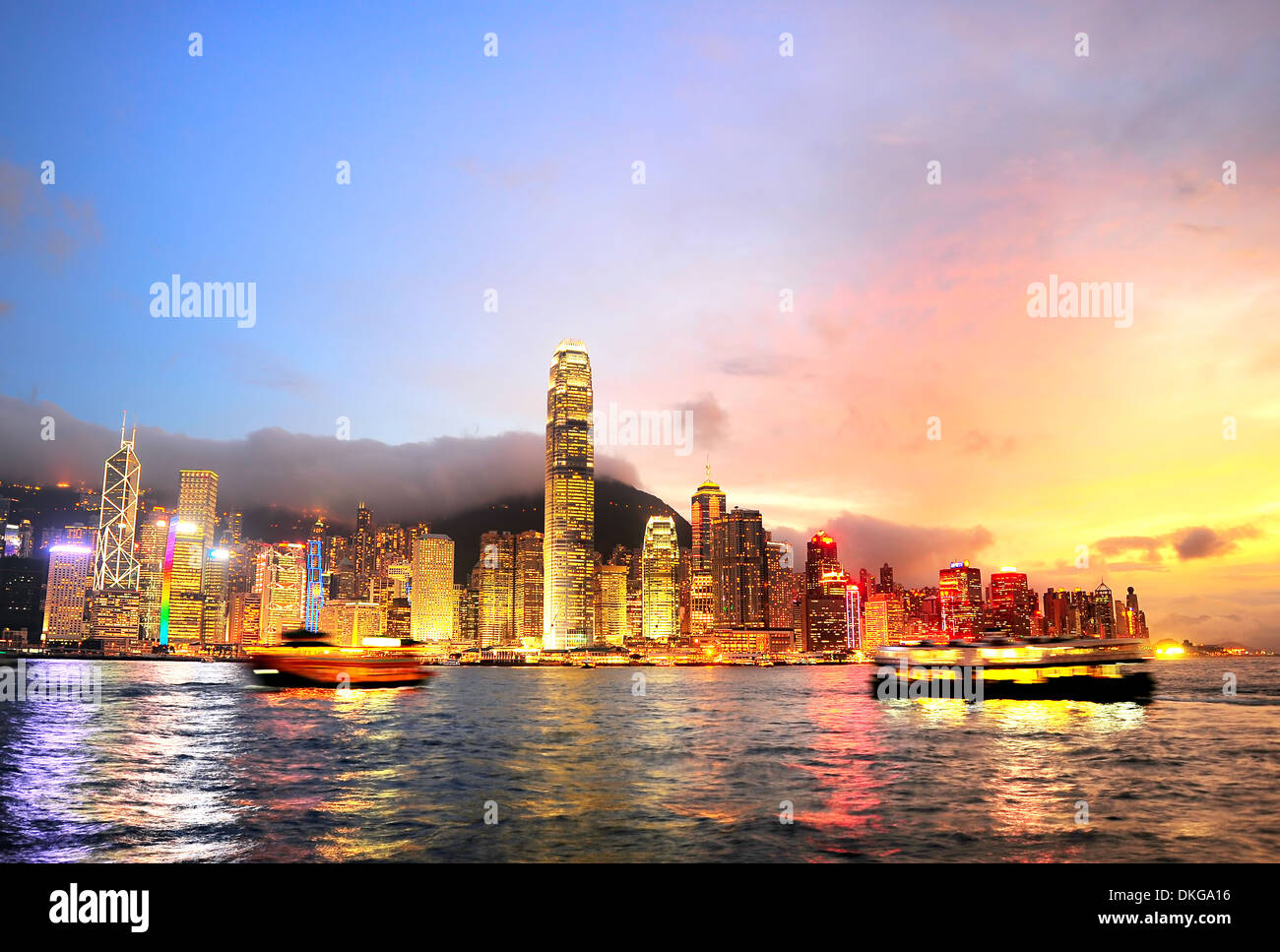 Skyline de l'île de Hong Kong à coloré crépuscule Banque D'Images