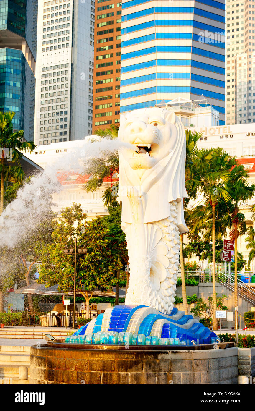 La fontaine de l'eau buses Merlion en face de la ville de Singapour. Banque D'Images