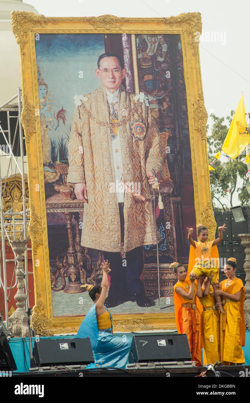 Bangkok, Thaïlande. 5 déc, 2013.Les gens se sont réunis au Monument de la démocratie pour célébrer l'Anniversaire du Roi Thaï. Banque D'Images