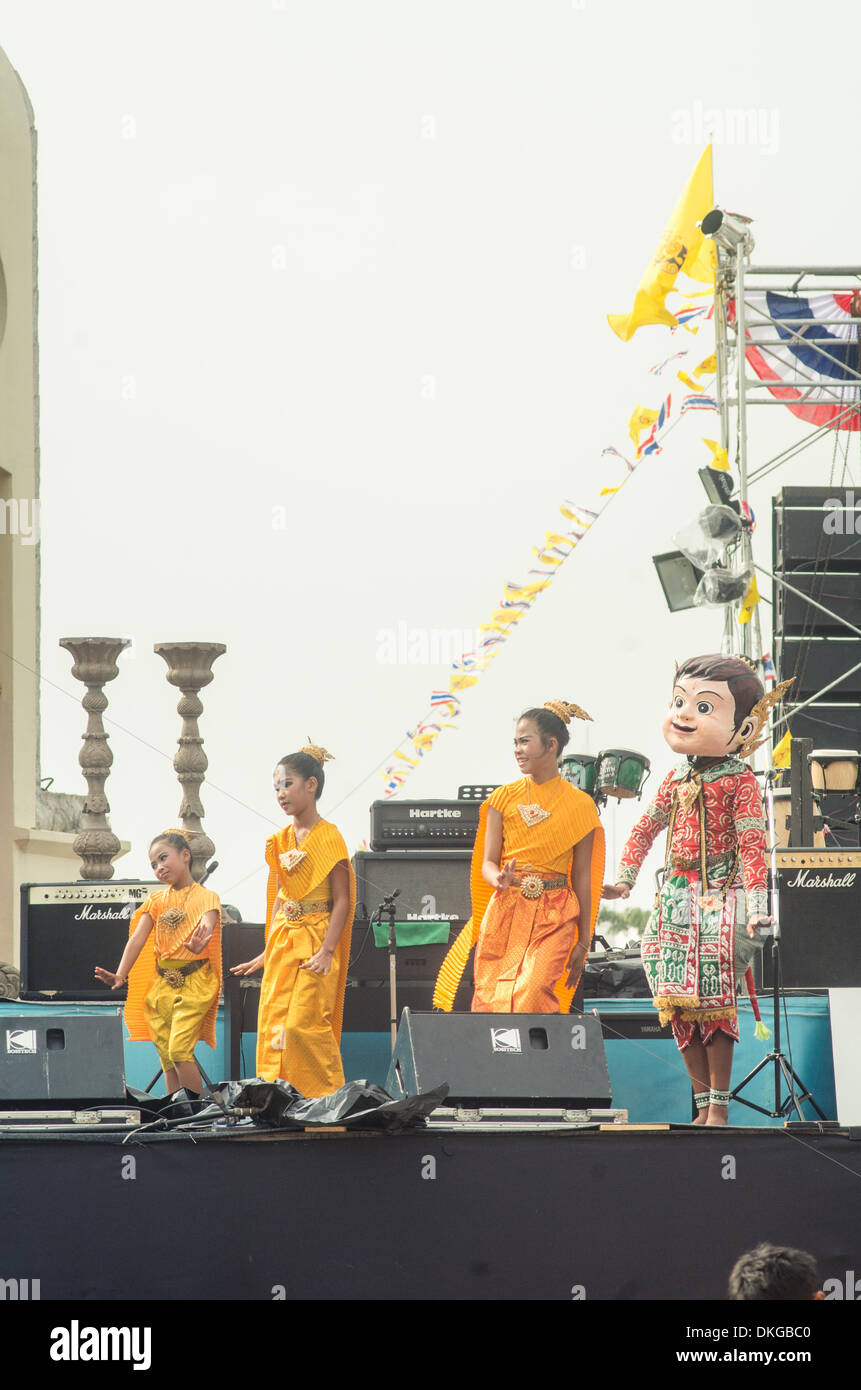 Bangkok, Thaïlande. 5 déc, 2013.Les gens se sont réunis au Monument de la démocratie pour célébrer l'Anniversaire du Roi Thaï. Banque D'Images