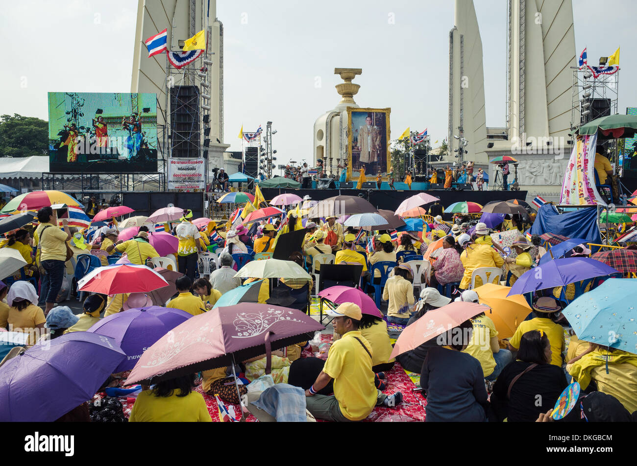 Bangkok, Thaïlande. 5 déc, 2013.Les gens se sont réunis au Monument de la démocratie pour célébrer l'Anniversaire du Roi Thaï. Banque D'Images