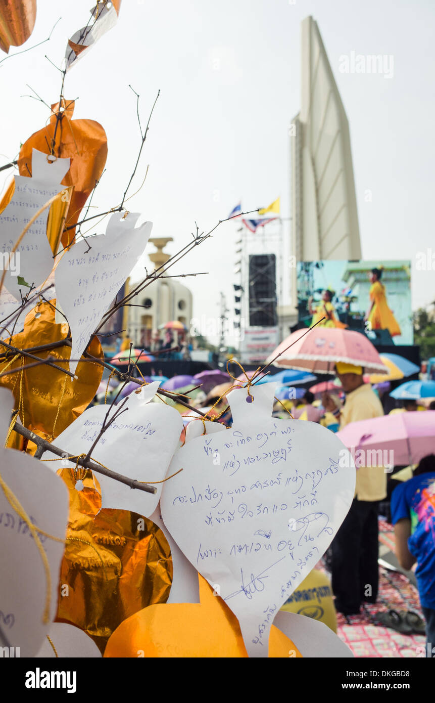 Bangkok, Thaïlande. 5 déc, 2013.Les gens se sont réunis au Monument de la démocratie pour célébrer l'Anniversaire du Roi Thaï. Banque D'Images