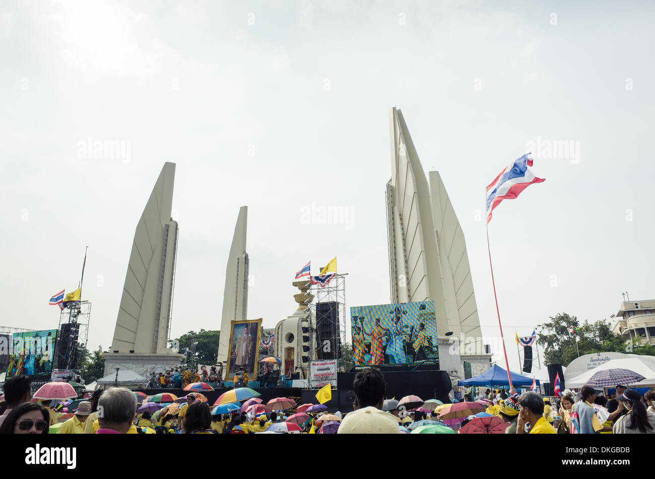 Bangkok, Thaïlande. 5 déc, 2013.Les gens se sont réunis au Monument de la démocratie pour célébrer l'Anniversaire du Roi Thaï. Banque D'Images