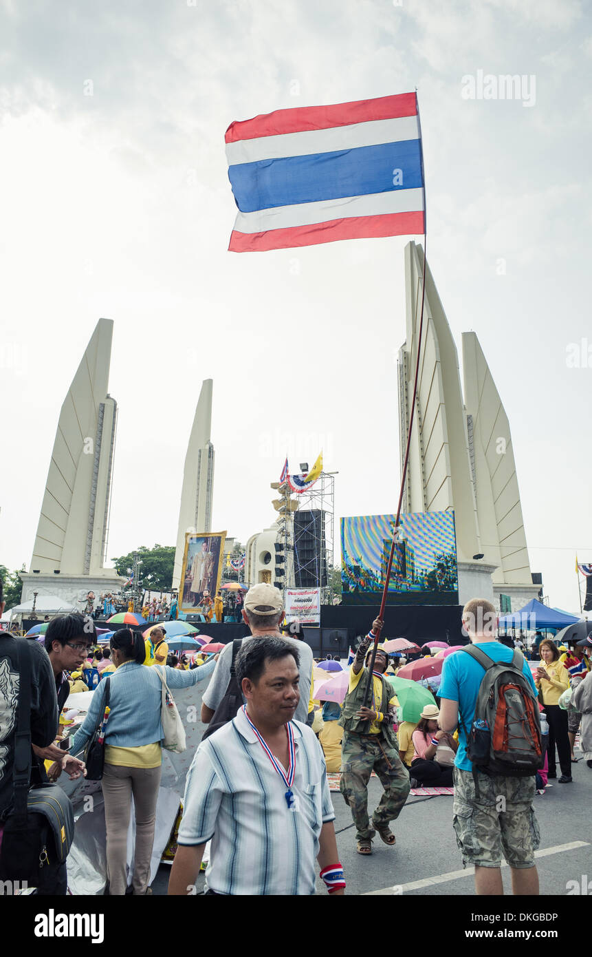 Bangkok, Thaïlande. 5 déc, 2013.Les gens se sont réunis au Monument de la démocratie pour célébrer l'Anniversaire du Roi Thaï. Banque D'Images