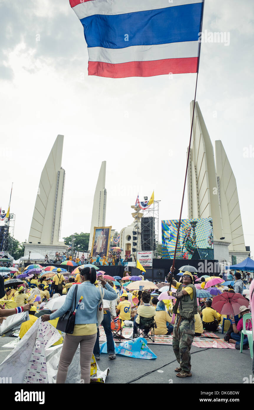 Bangkok, Thaïlande. 5 déc, 2013.Les gens se sont réunis au Monument de la démocratie pour célébrer l'Anniversaire du Roi Thaï. Banque D'Images