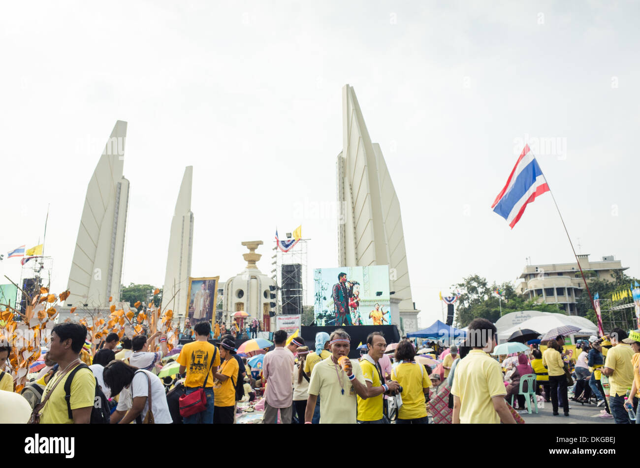 Bangkok, Thaïlande. 5 déc, 2013.Les gens se sont réunis au Monument de la démocratie pour célébrer l'Anniversaire du Roi Thaï. Banque D'Images