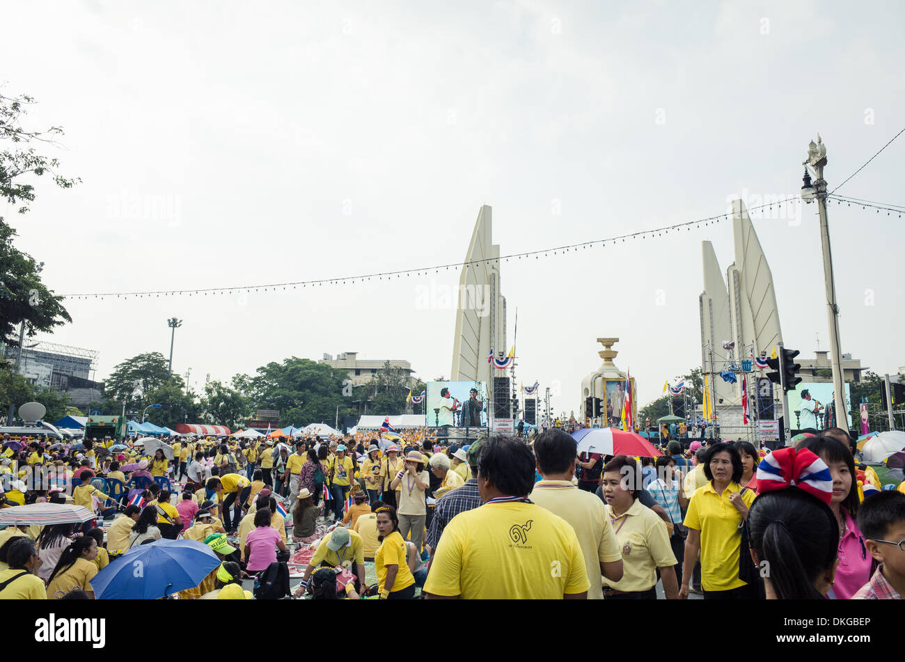 Bangkok, Thaïlande. 5 déc, 2013.Les gens se sont réunis au Monument de la démocratie pour célébrer l'Anniversaire du Roi Thaï. Banque D'Images