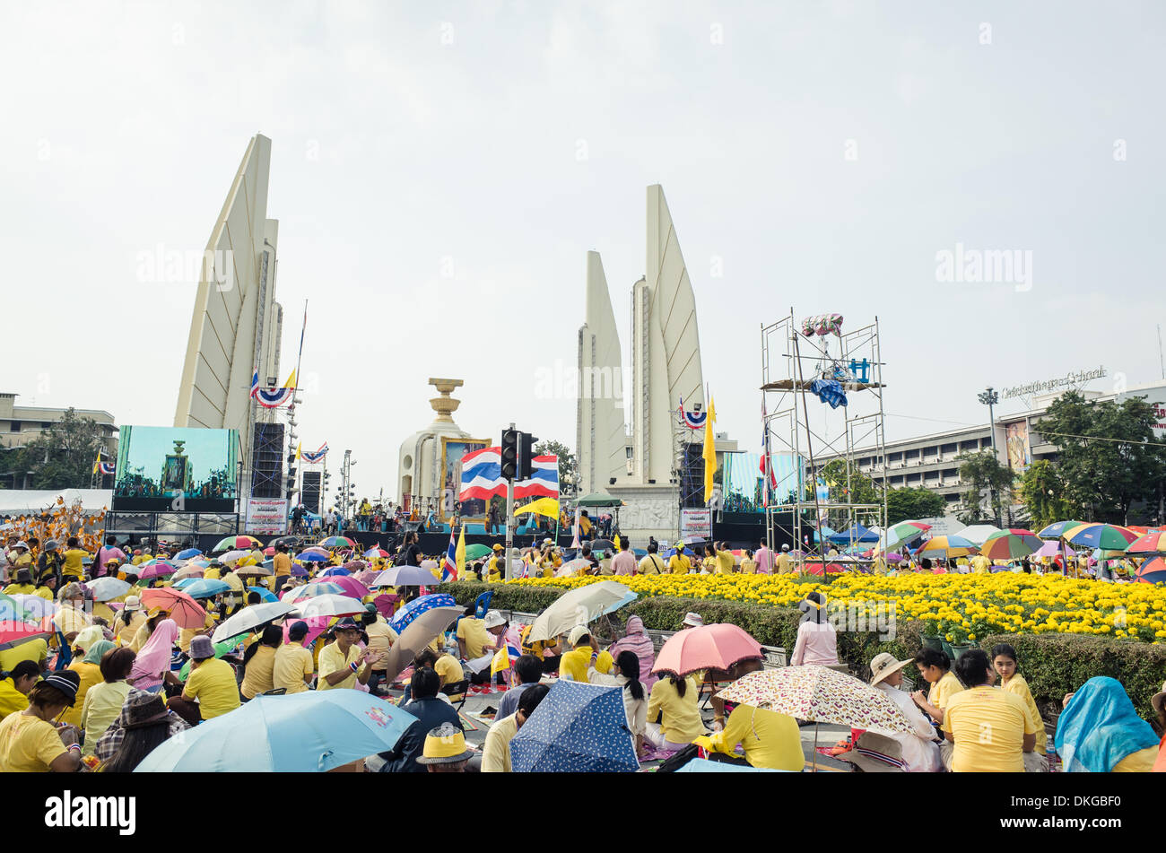 Bangkok, Thaïlande. 5 déc, 2013.Les gens se sont réunis au Monument de la démocratie pour célébrer l'Anniversaire du Roi Thaï. Banque D'Images