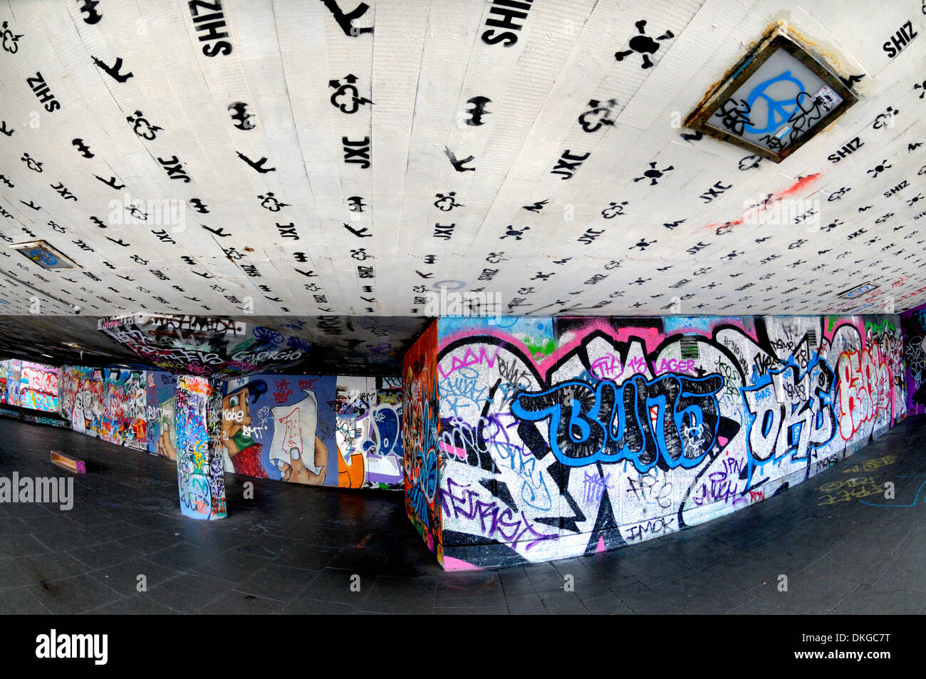 Londres, Angleterre, Royaume-Uni. Théâtre National Undercroft - espace sous le bâtiment utilisé pour le skate. Le Graffiti Banque D'Images