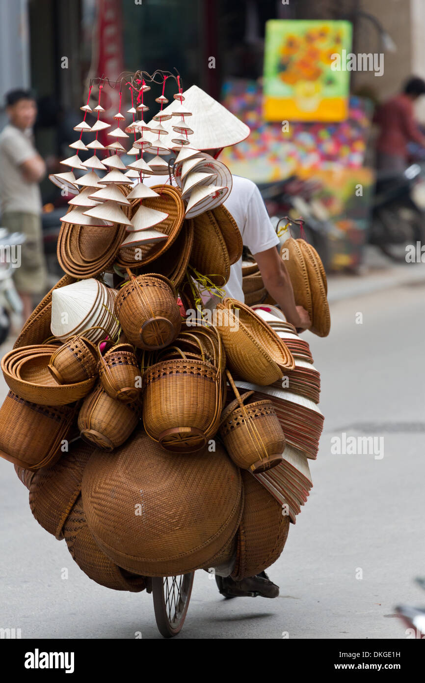 Vendeur de rue pour en faire des paniers dans le vieux quartier de Hanoi, Vietnam Banque D'Images
