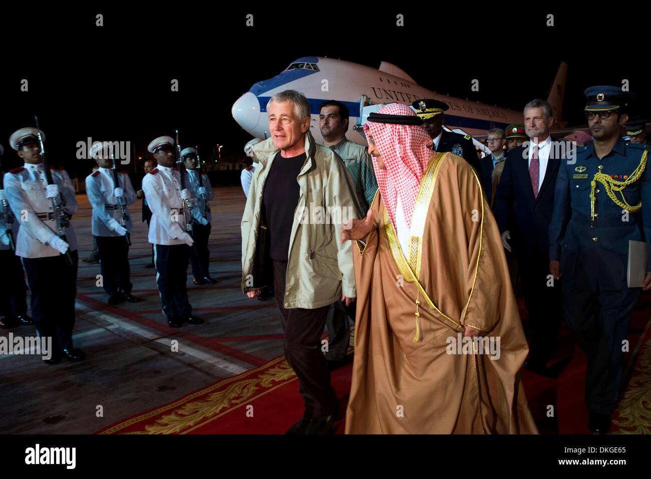 Le secrétaire américain à la défense Chuck Hagel est accueilli à son arrivée par le Lieutenant Général du Bahreïn Cheikh Mohammed Al Khalifa, Ministre d'État aux Affaires étrangères de la Défense le 5 décembre 2013 à Manama, Bahreïn. Banque D'Images