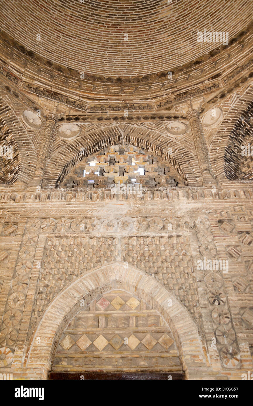À l'intérieur de Ismail Samani Mausolée, également connu sous le nom de Ismoil Samoniy Maqbarasi et mausolée des Samanides, Boukhara, Ouzbékistan Banque D'Images