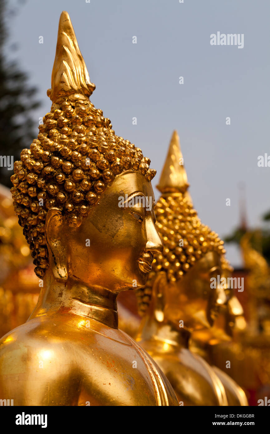 Statues de Bouddha dans le temple de Wat Phra That Doi Suthep, Chiang Mai, Thaïlande, Asie Banque D'Images