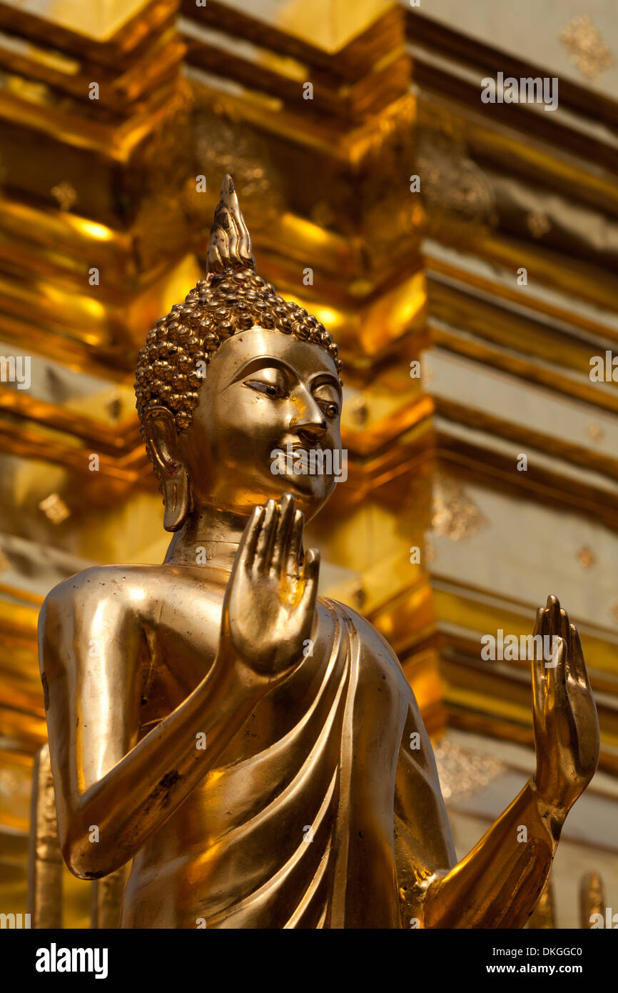 Statue de Bouddha dans le temple de Wat Phra That Doi Suthep, Chiang Mai, Thaïlande, Asie Banque D'Images
