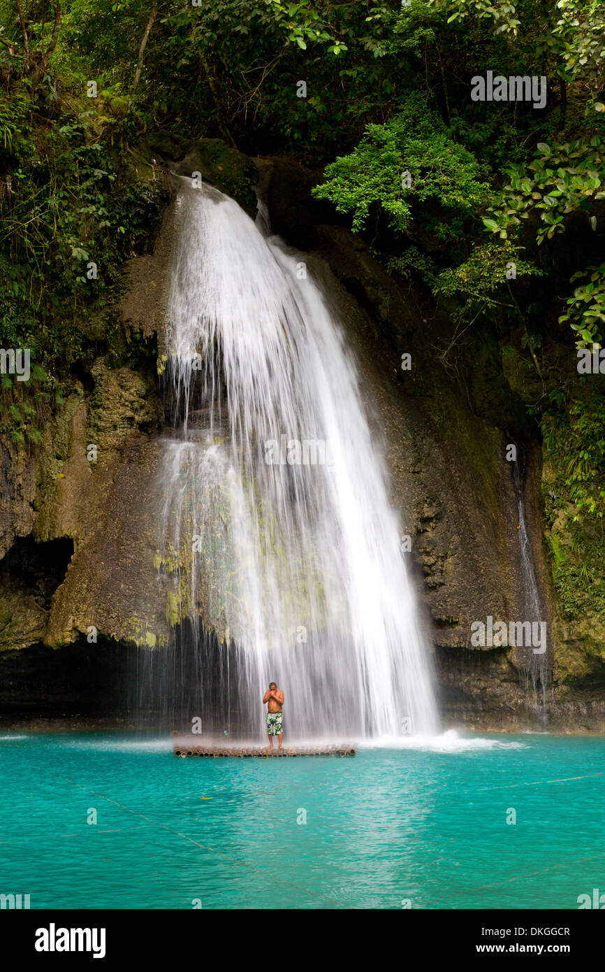 Sous la douche homme Cascade de Kawasan, Cebu, Philippines, Asie Banque D'Images