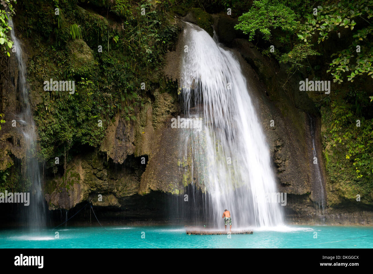 Sous la douche homme Cascade de Kawasan, Cebu, Philippines, Asie Banque D'Images