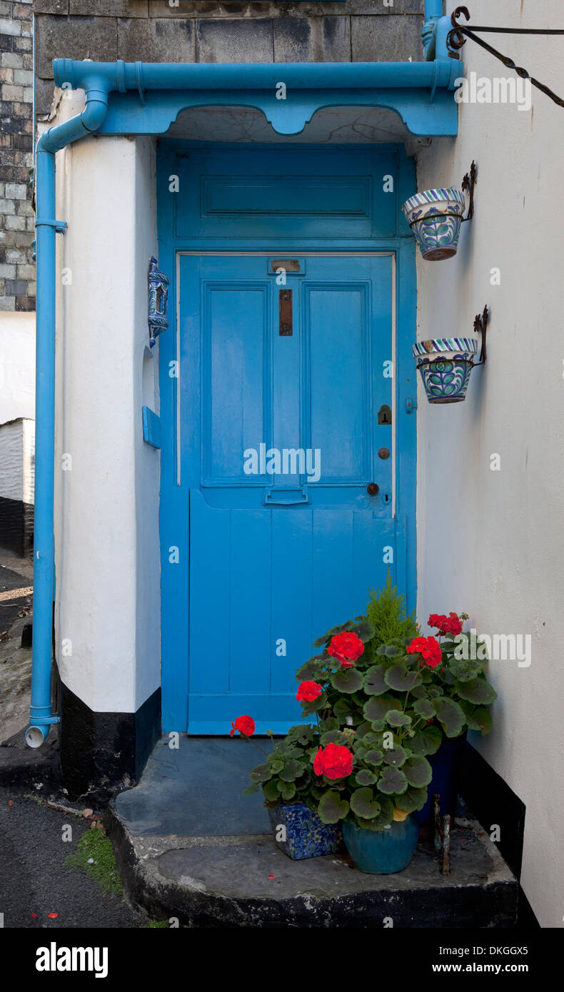 La porte du chalet bleu avec des géraniums, Polperro, Cornwall, Angleterre. Banque D'Images