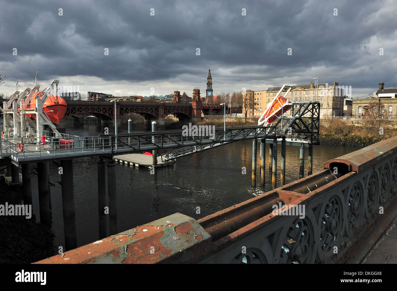 Ciel noir sur Glasgow et la Clyde. Banque D'Images