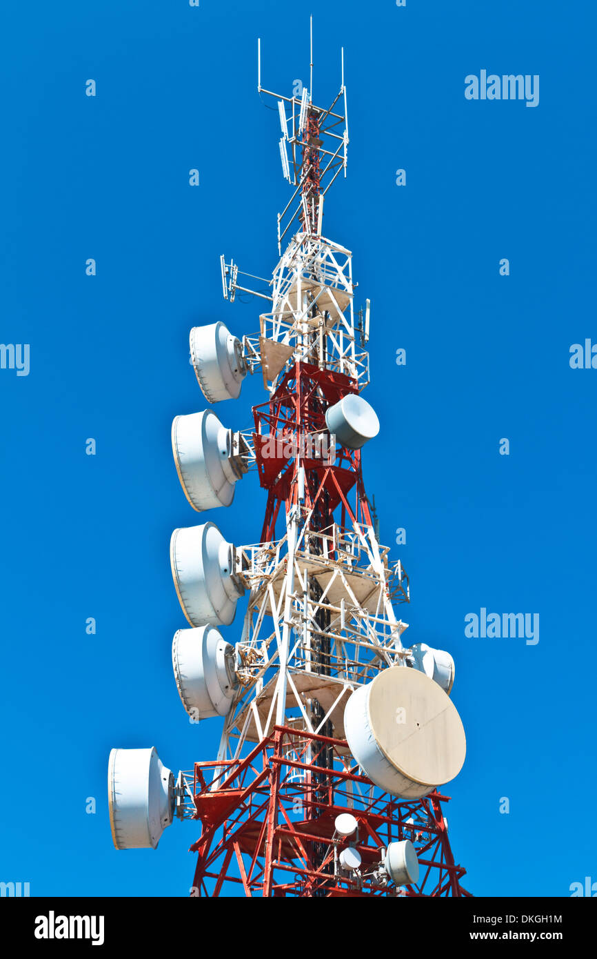 Tour de communications avec un beau ciel bleu Banque D'Images