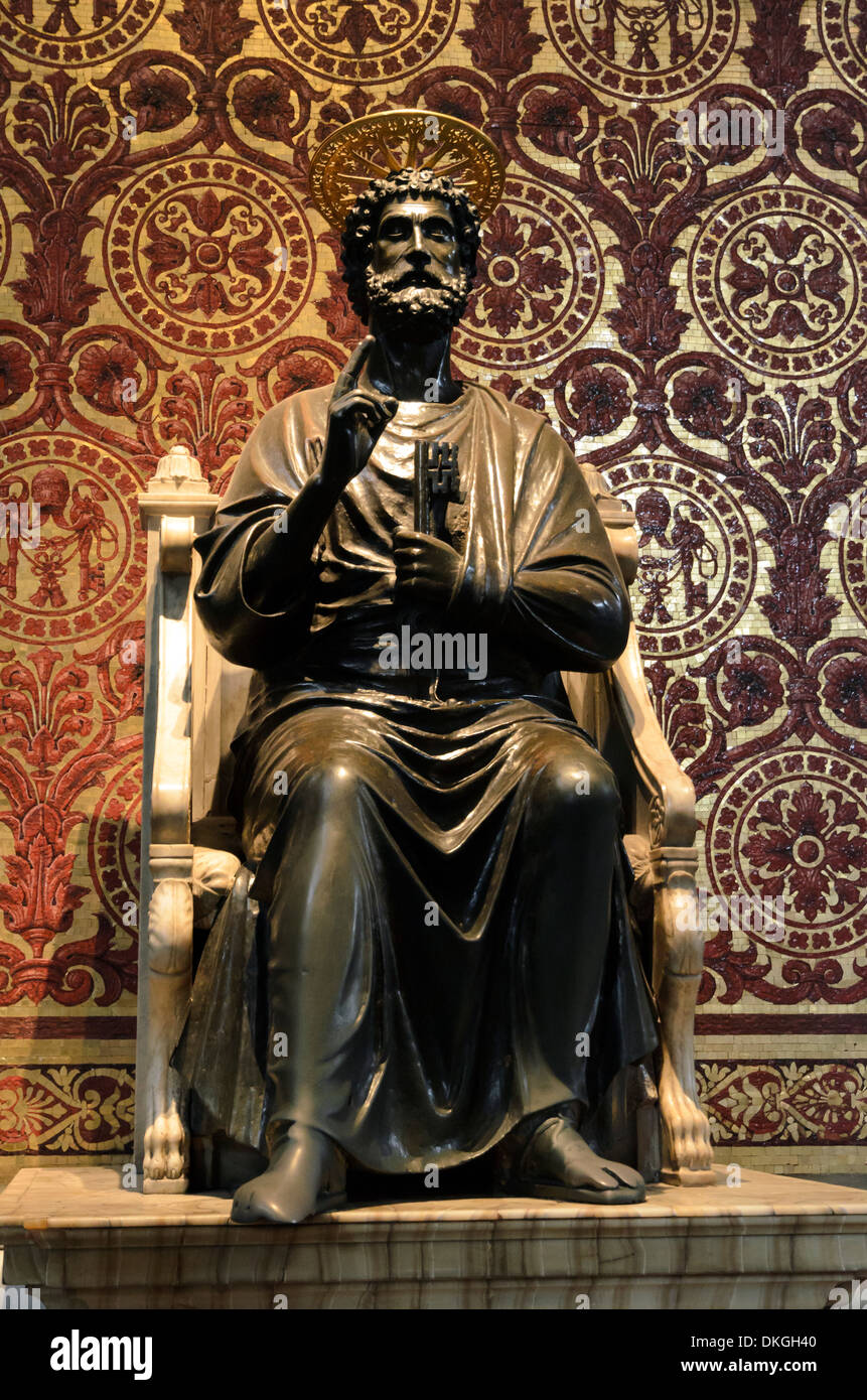 La statue en bronze de Saint Pierre tenant les clés, attribué à Arnolfo di Cambio dans la Basilique de Saint Pierre - Rome, Italie Banque D'Images