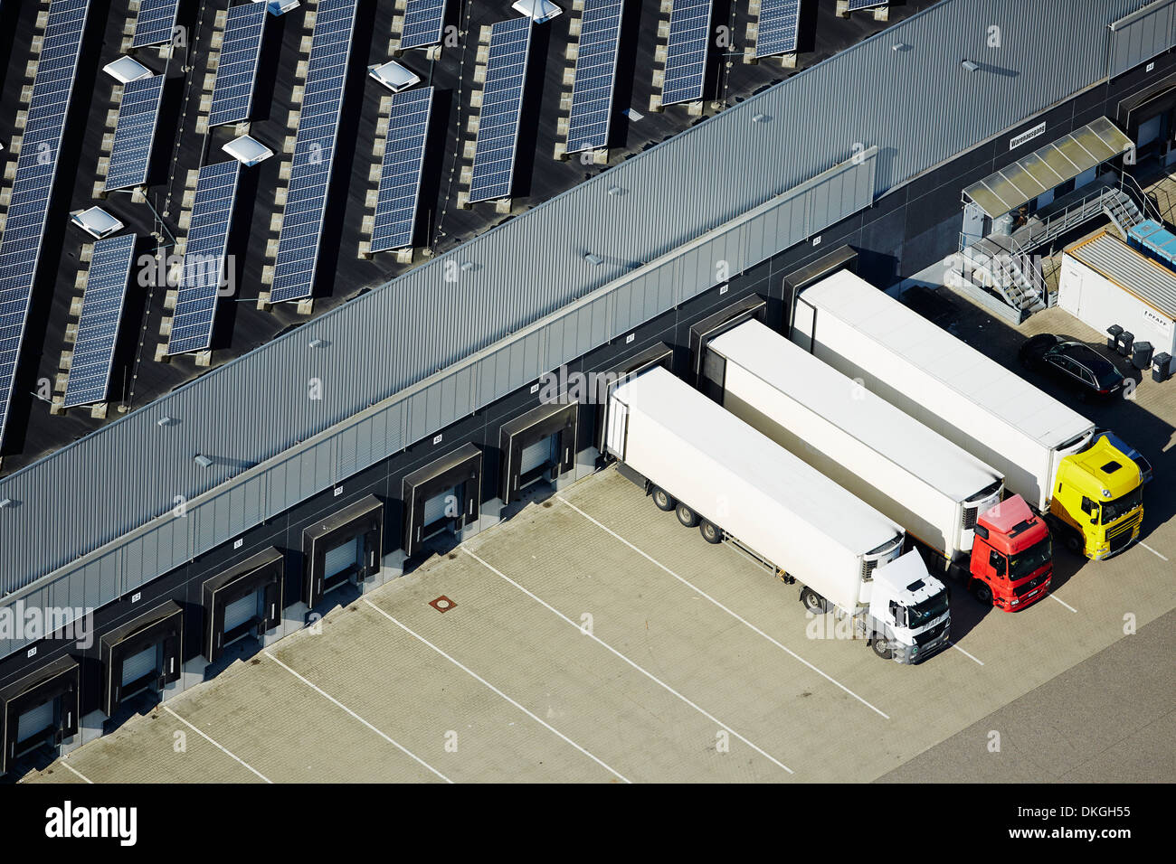 Centre logistique camion et champ solaire, Bremgarten, Bade-Wurtemberg, Allemagne, photo aérienne Banque D'Images