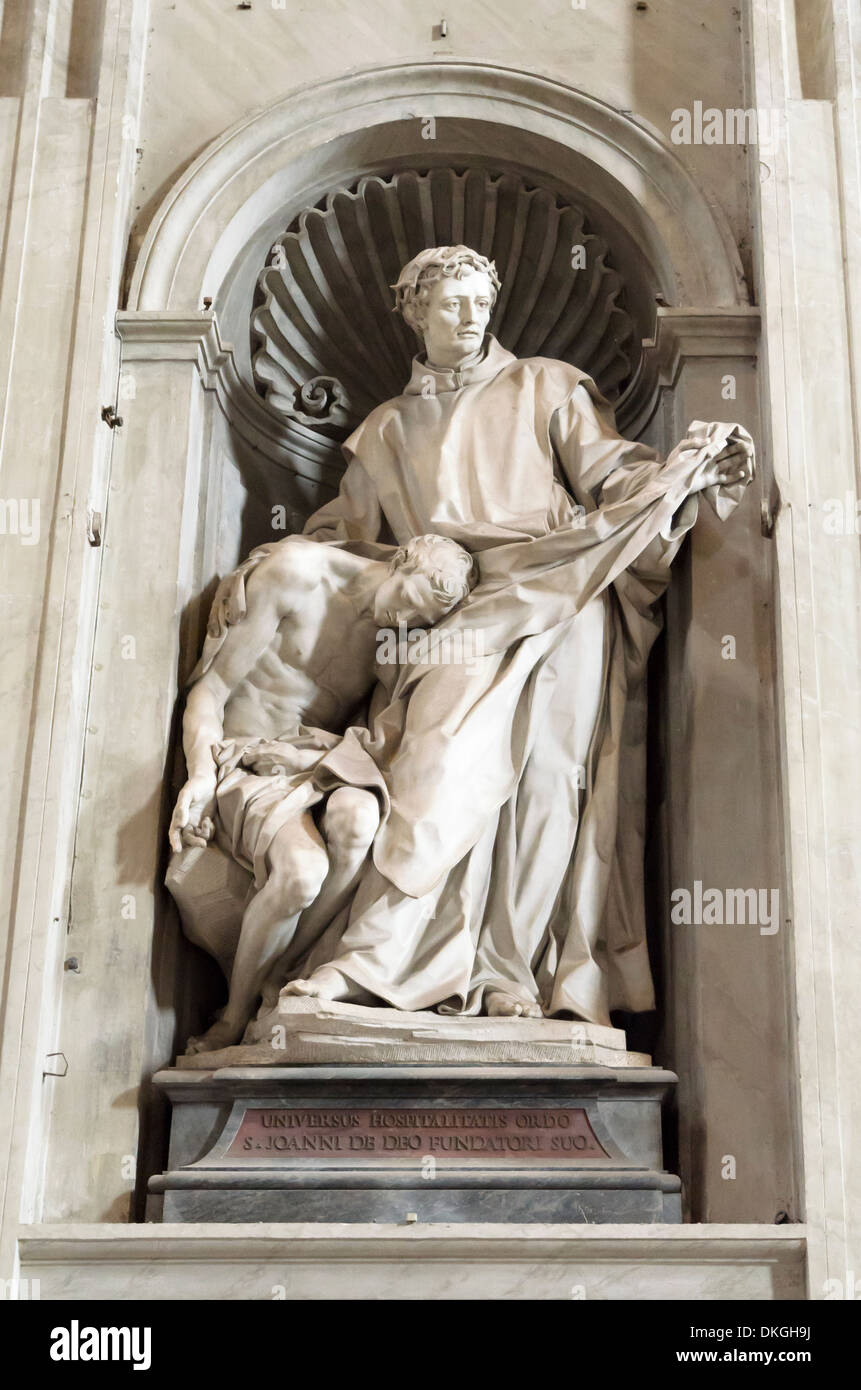 Statue de saint Jean de Dieu dans la basilique Saint-Pierre - Rome, Italie Banque D'Images