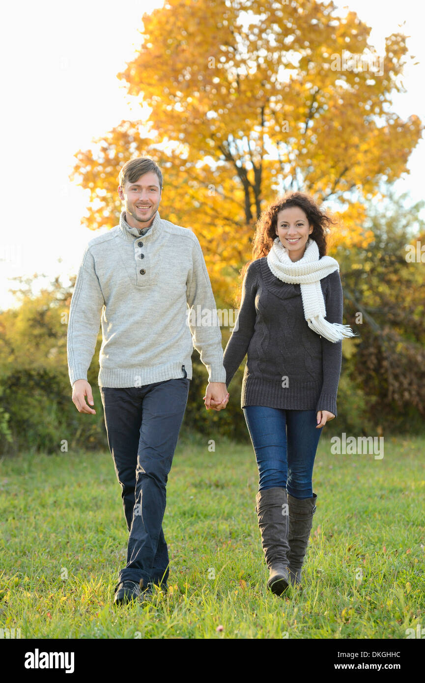 Smiling couple walking in autumn Banque D'Images